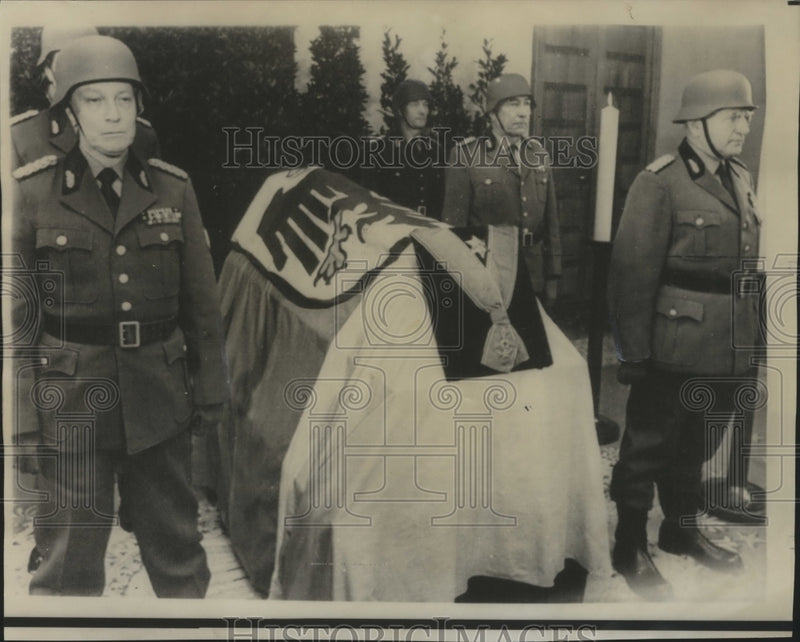 Load image into Gallery viewer, 1967 Press Photo Officers of the Federal Border Guard flank the bier of Adenauer
