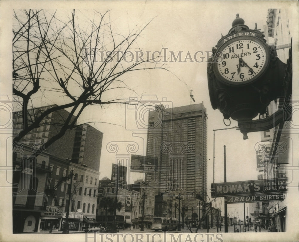 1972 Press Photo Alder&#39;s Art Gallery &amp; watch repair department on Canal Street