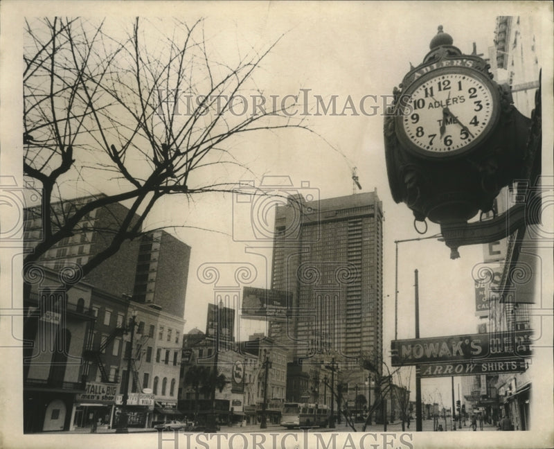 Load image into Gallery viewer, 1972 Press Photo Alder's Art Gallery &amp; watch repair department on Canal Street
