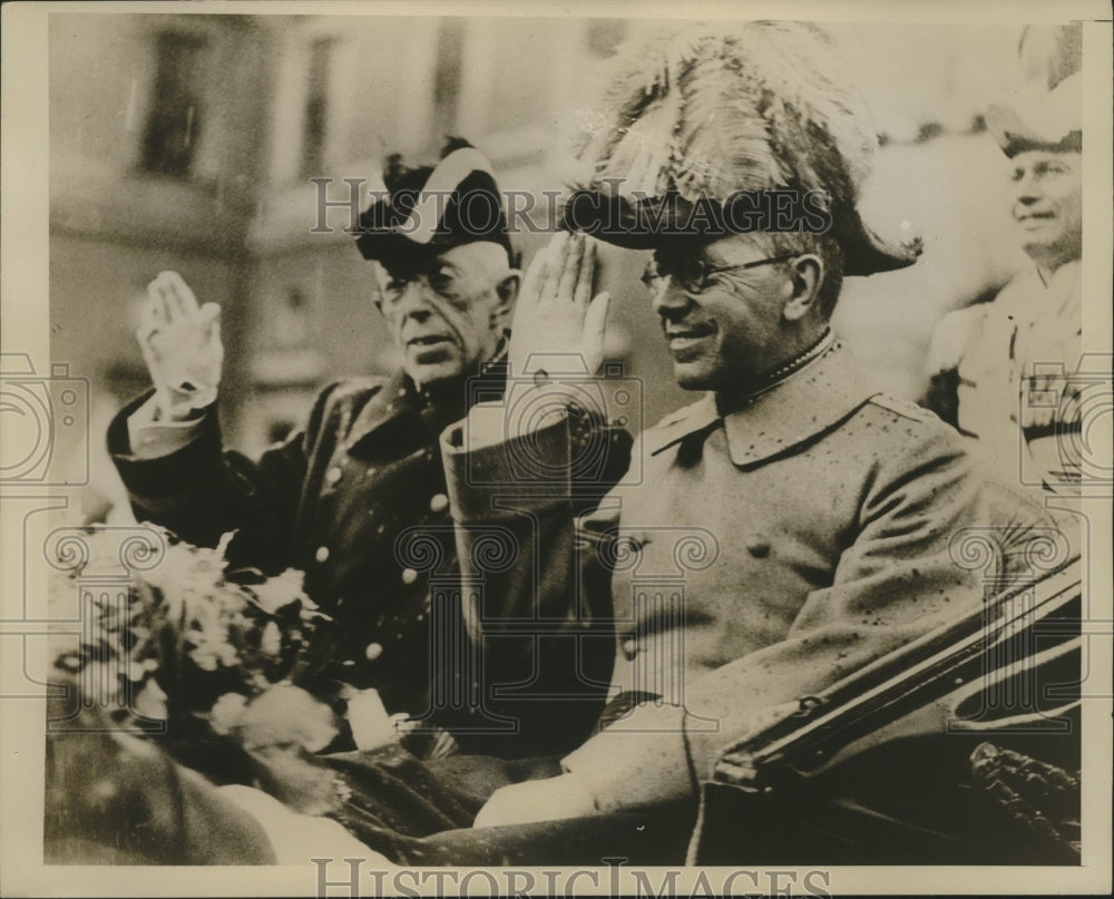 1938 Press Photo King Gustav of Sweden with Prince Gustav Adolf in Stockholm