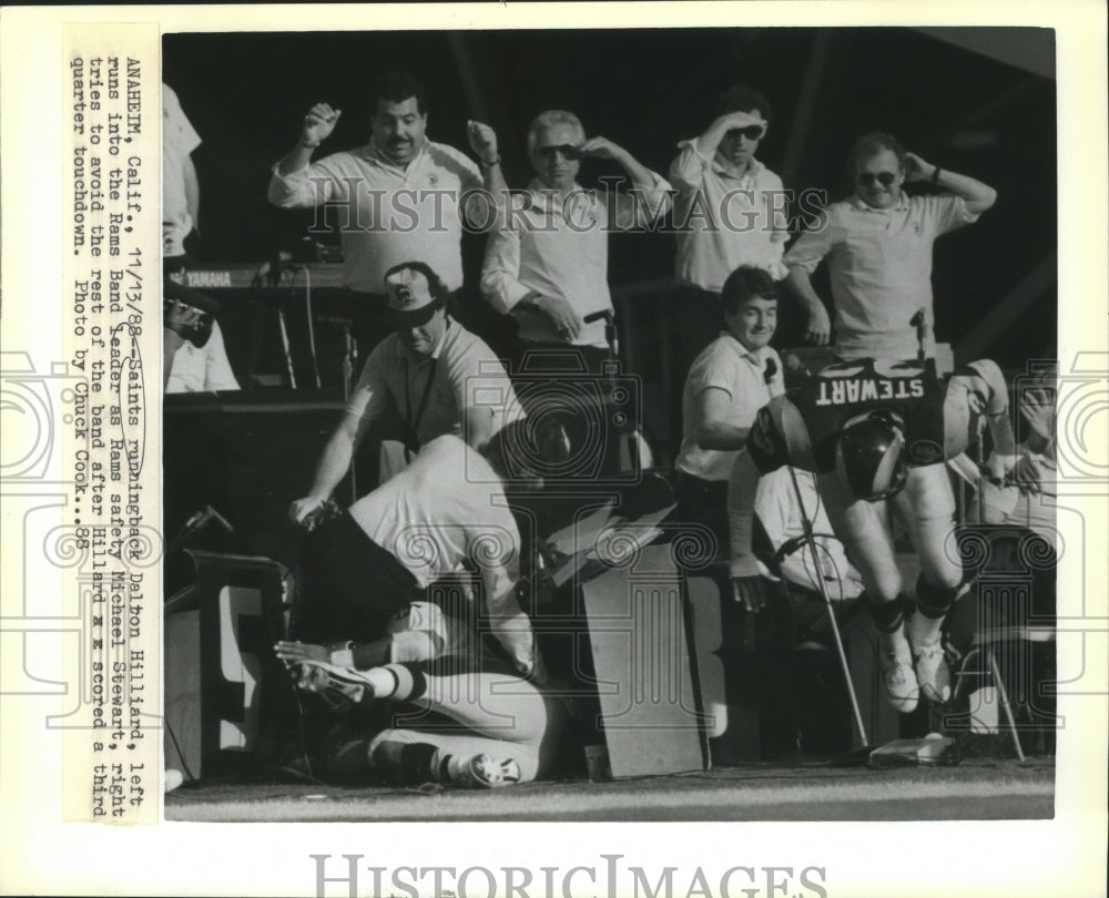 1988 Press Photo Dalton Hilliard, of the Saints, runs into Rams Band leader- Historic Images
