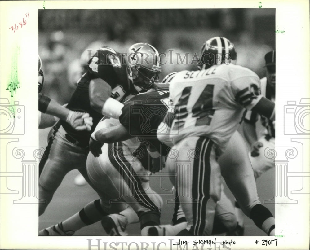 1989 Press Photo New Orleans Saints play hard during football game - nox00868- Historic Images