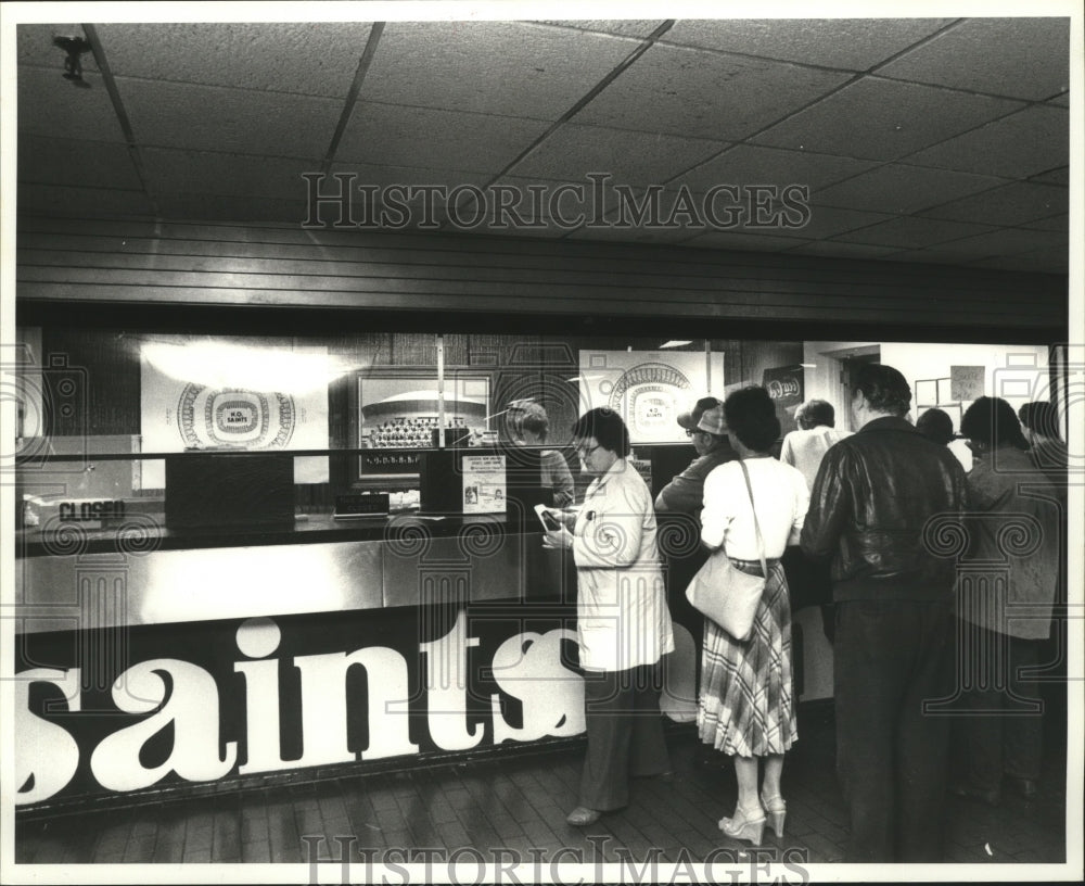 1982 Press Photo Fans wait to buy tickets for the Saints game - nox00878