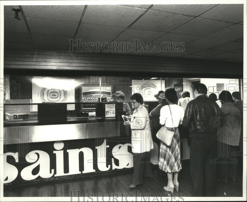 Load image into Gallery viewer, 1982 Press Photo Fans wait to buy tickets for the Saints game - nox00878

