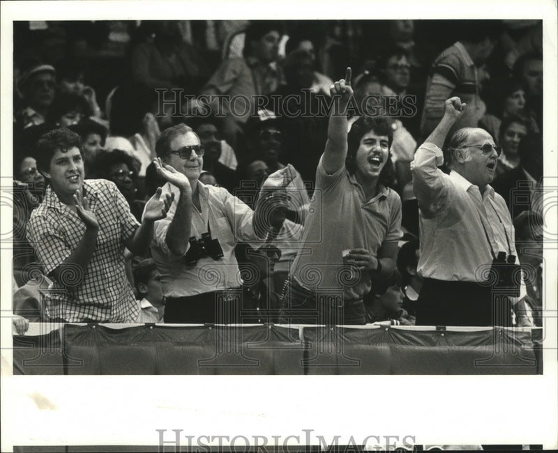 Load image into Gallery viewer, 1985 Press Photo Saints fans cheer on their team in third quarter - nox00879
