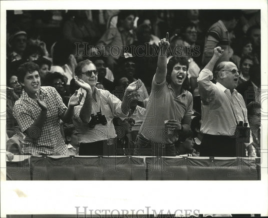 1985 Press Photo Saints fans cheer on their team in third quarter - nox00879
