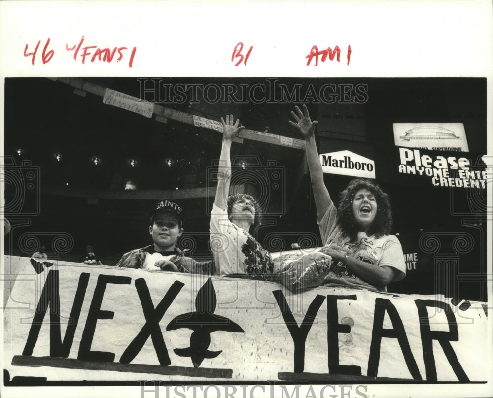 1988 Press Photo Sue Fardella and Mary Manale throw confetti to cheer Saints- Historic Images