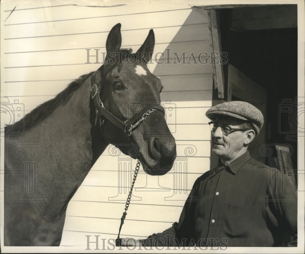 Press Photo L.H. Thompson's Ezgo, shown here with Groom Ray Hayden - nox00912