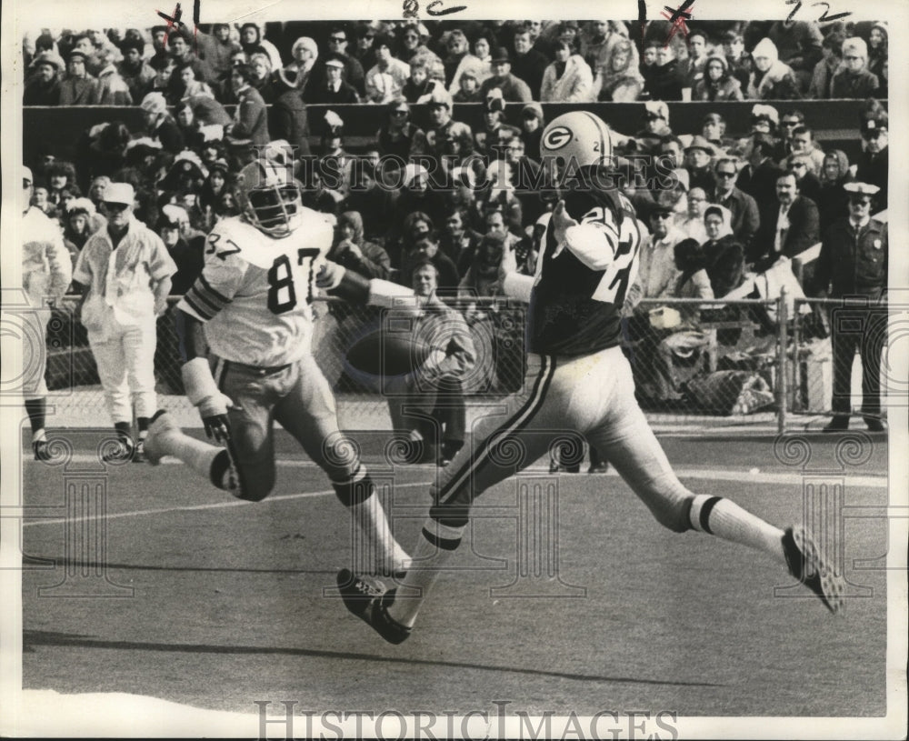 1972 Press Photo Richard Neal rushes punter Ron Widby - nox00925