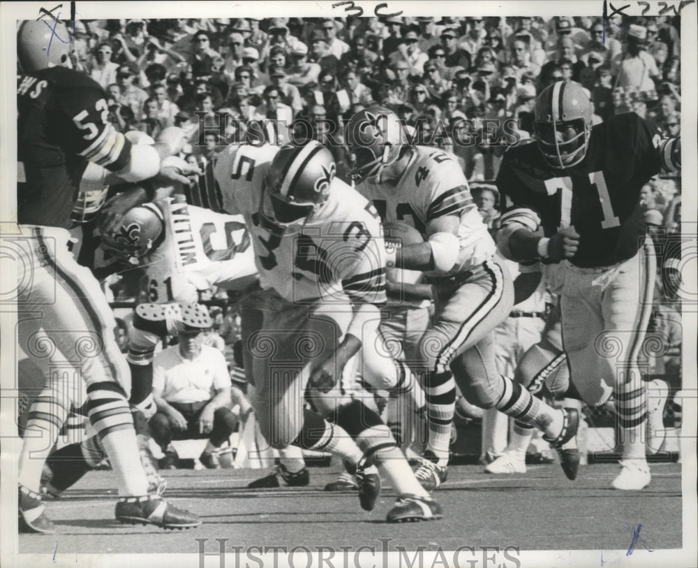 Jim Strong 1971 Press Photo Jim Strong looks for daylight against the Cleveland B ...