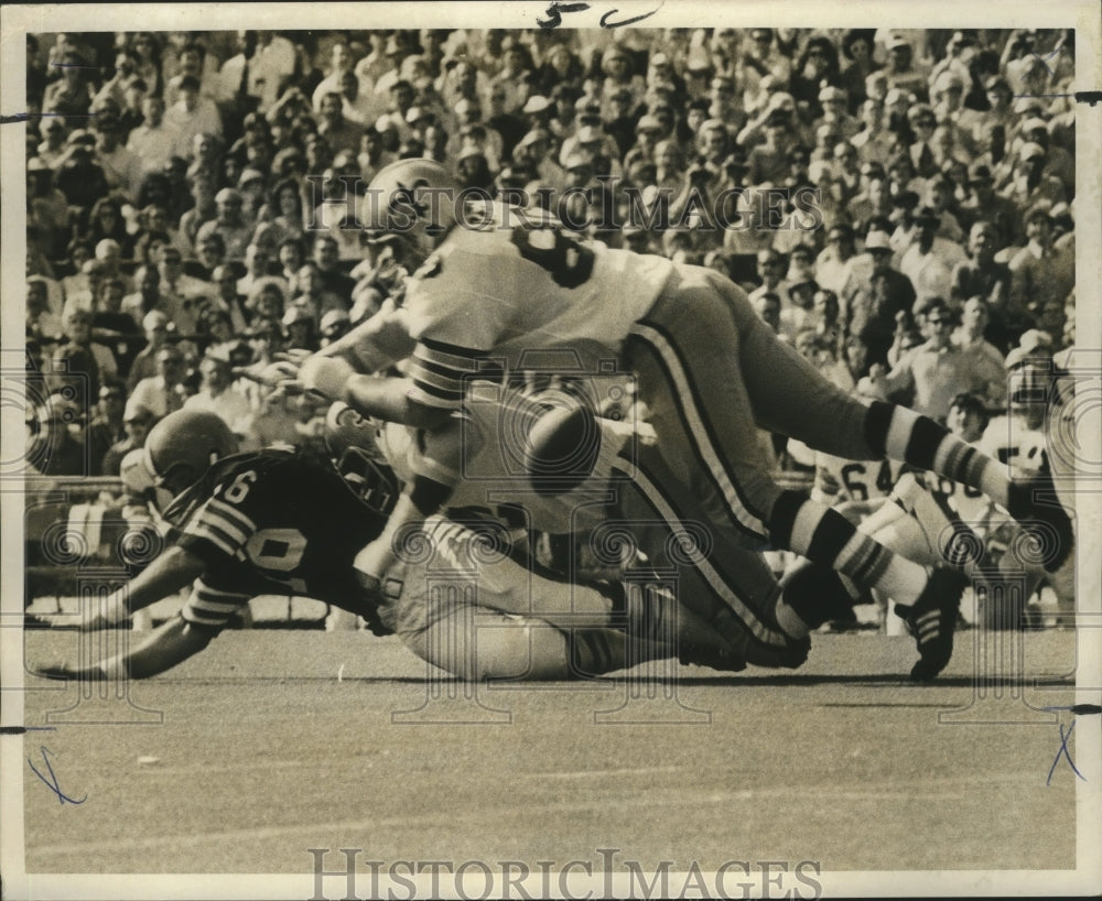 1971 Press Photo Bill Nelsen fumbles after being smashed by Dave Long- Historic Images