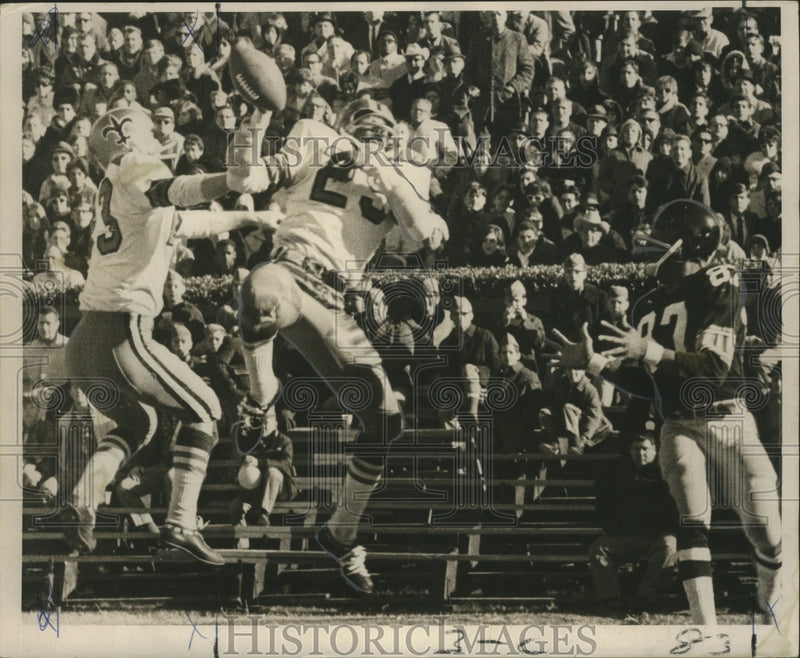 Load image into Gallery viewer, 1968 Press Photo Gene Howard breaks up a pass intended for Roy Jefferson
