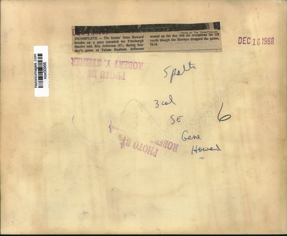 1968 Press Photo Gene Howard breaks up a pass intended for Roy Jefferson