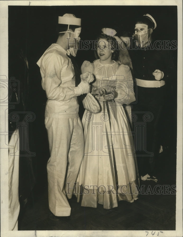 Load image into Gallery viewer, 1941 Press Photo Mardi Gras CarnivalEllie Witherspoon with sailor during callout
