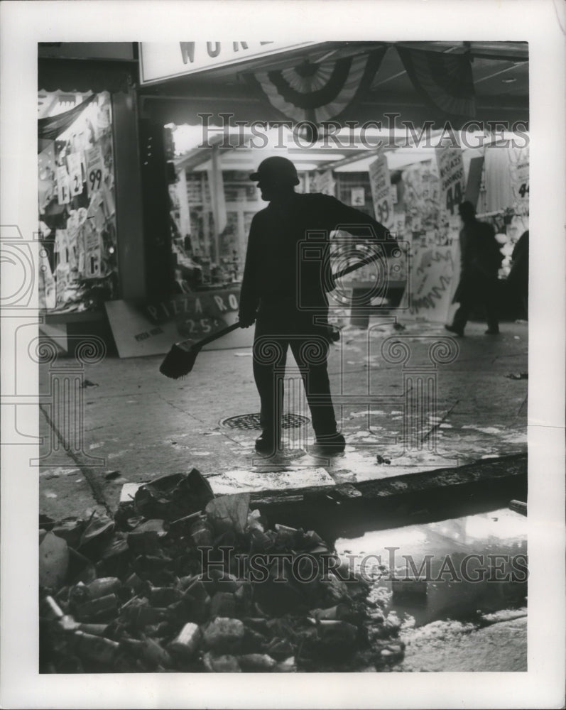 1966 Press Photo Mardi Gras Carnival, tired workman waits for truck - nox00970