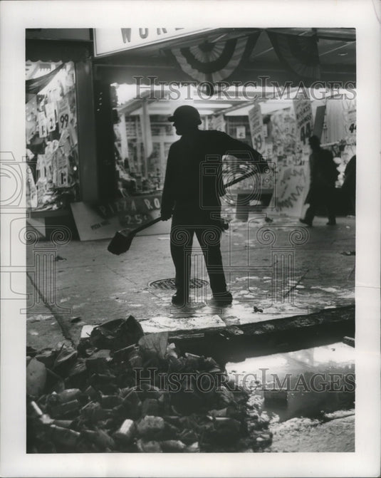 1966 Press Photo Mardi Gras Carnival, tired workman waits for truck - nox00970