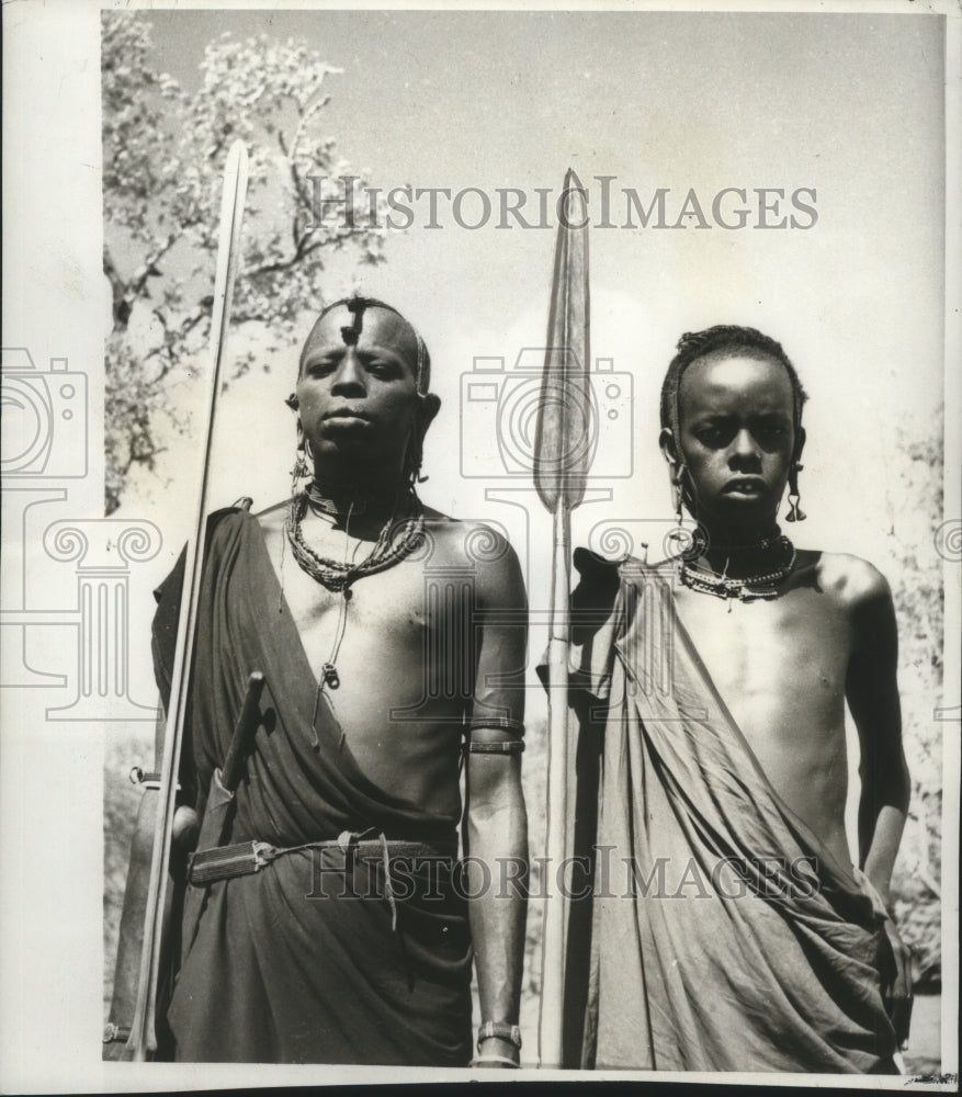 1967 Press Photo Masai tribesmen in Tanzania, Africa, take a break from herding- Historic Images