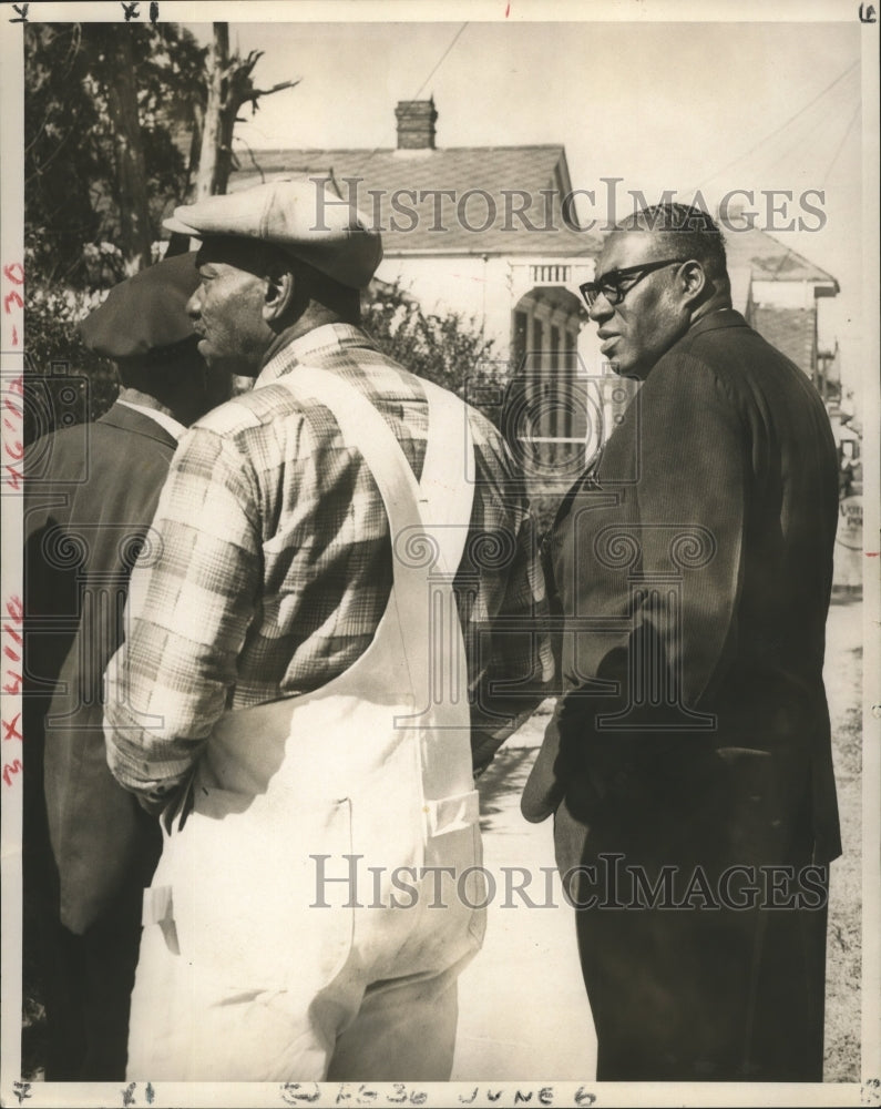 1967 Press Photo Alexander waits with other men - nox01038- Historic Images