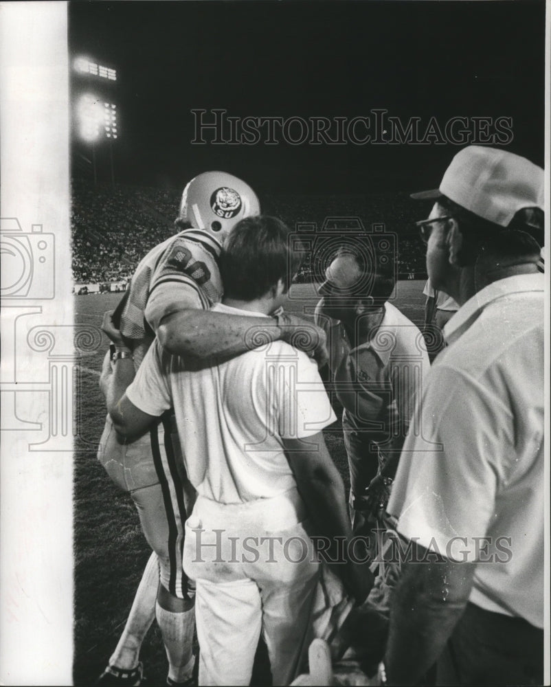 1972 Press Photo Football players and assistants on side line - nox01119- Historic Images