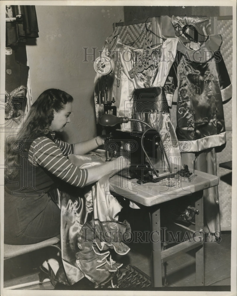 Press Photo Mardi Gras New Orleans Mrs. Marty Kelly's Carnival costume shop