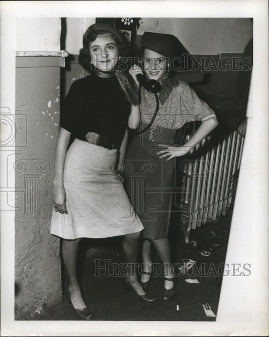 1955 Press Photo Mardi Gras New Orleans Carnival Masker girls - nox01182