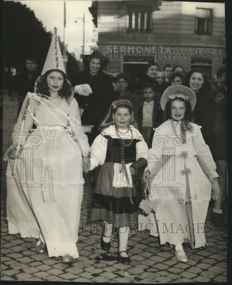 1946 Press Photo Mardi Gras, costumed Italian girls in Rome, Italy - nox01203- Historic Images