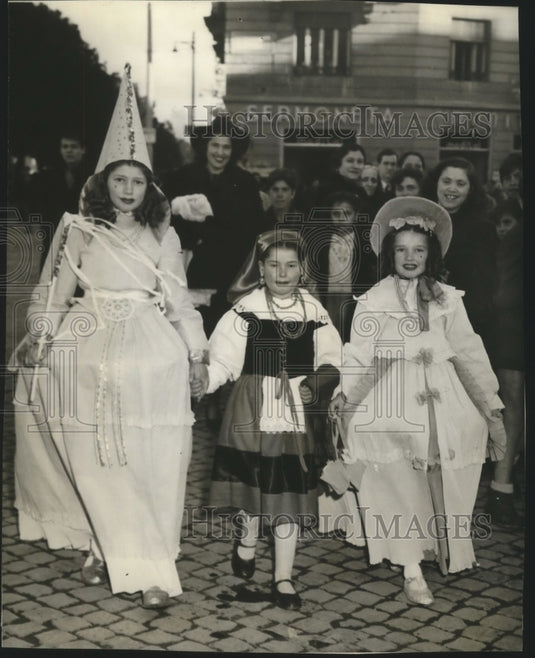 1946 Press Photo Mardi Gras, costumed Italian girls in Rome, Italy - nox01203- Historic Images