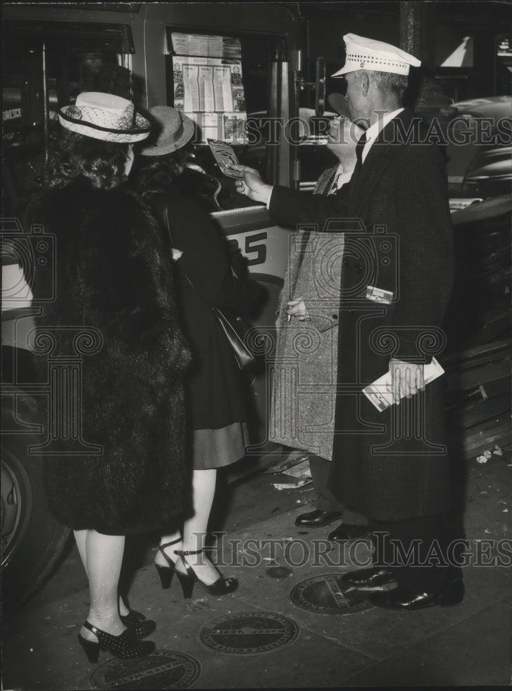 Load image into Gallery viewer, 1946 Press Photo Mardi Gras Carnival, People at window - nox01245
