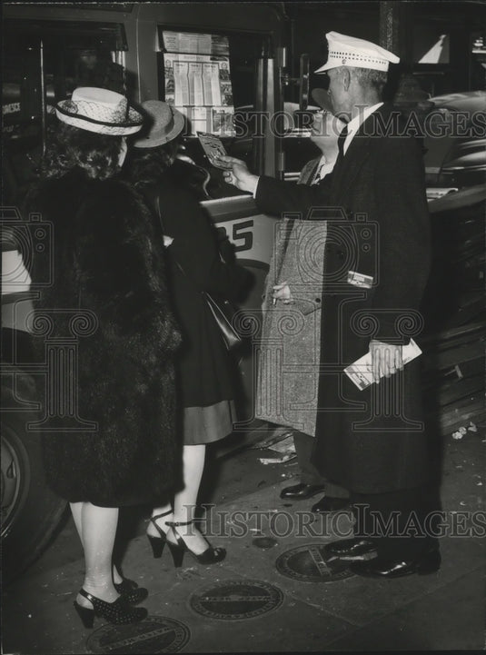 1946 Press Photo Mardi Gras Carnival, People at window - nox01245