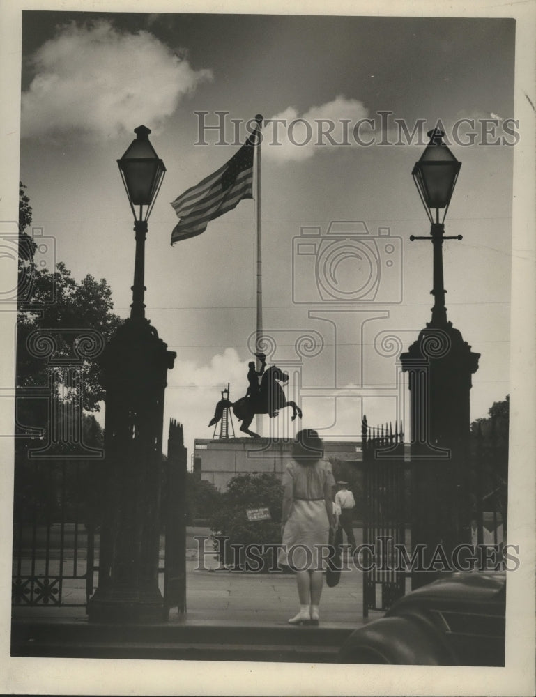 Load image into Gallery viewer, 1948 Press Photo Woman looks at statue in Jackson Square - nox01343
