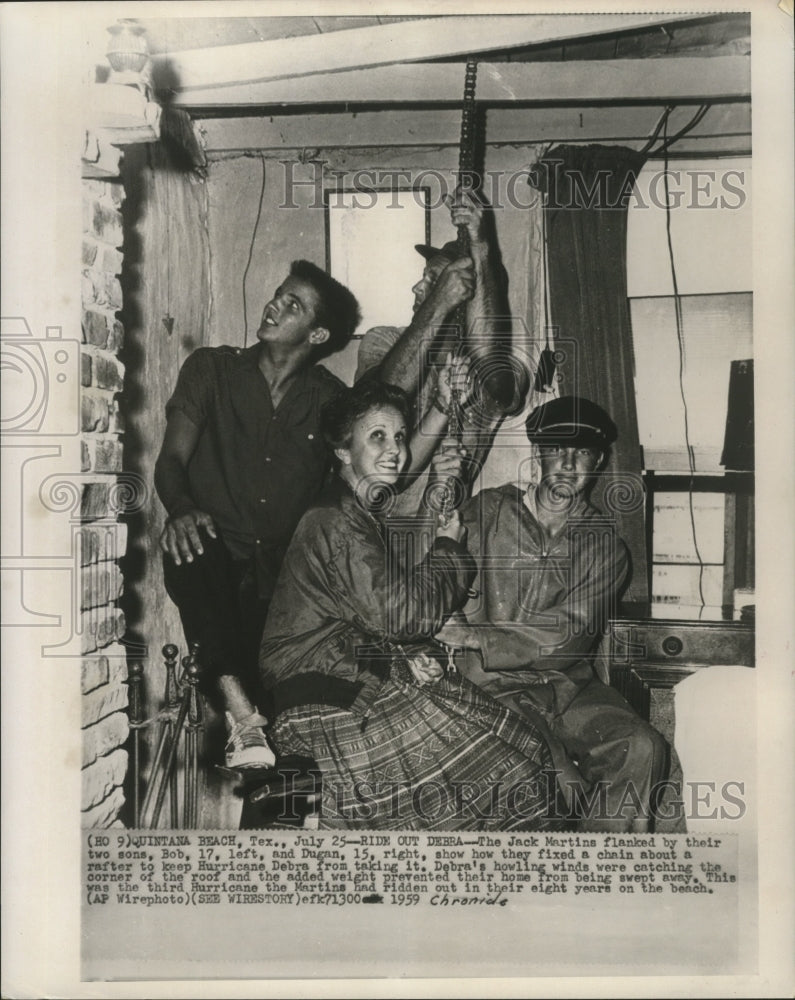 Load image into Gallery viewer, 1959 Press Photo Hurricane Debra- The Jack Martin's with sons Bob and Dugan
