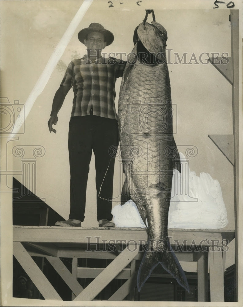 1971 Press Photo Gerald Adkins weighs 158-pound tarpon - nox01376