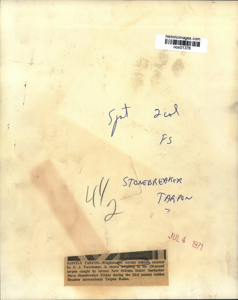 1971 Press Photo Gerald Adkins weighs 158-pound tarpon - nox01376