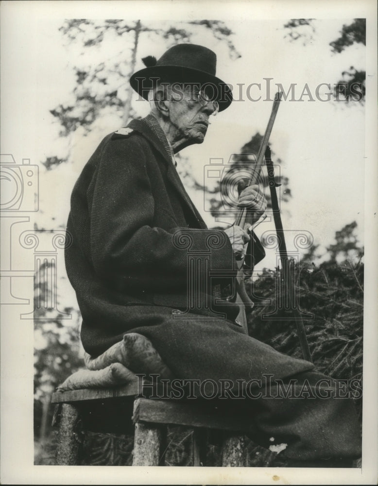 1947 Press Photo King Gustaf V of Sweden elk hunts in Hunneburg - nox01399