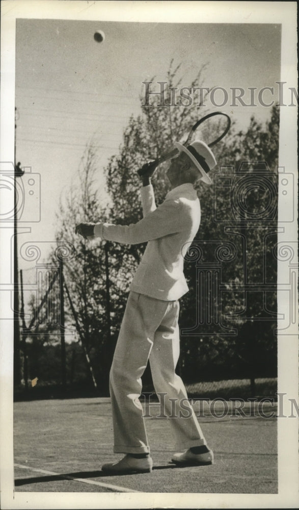 Load image into Gallery viewer, 1946 Press Photo King Gustav of Sweden opens tennis season at Royal Tennis Hall
