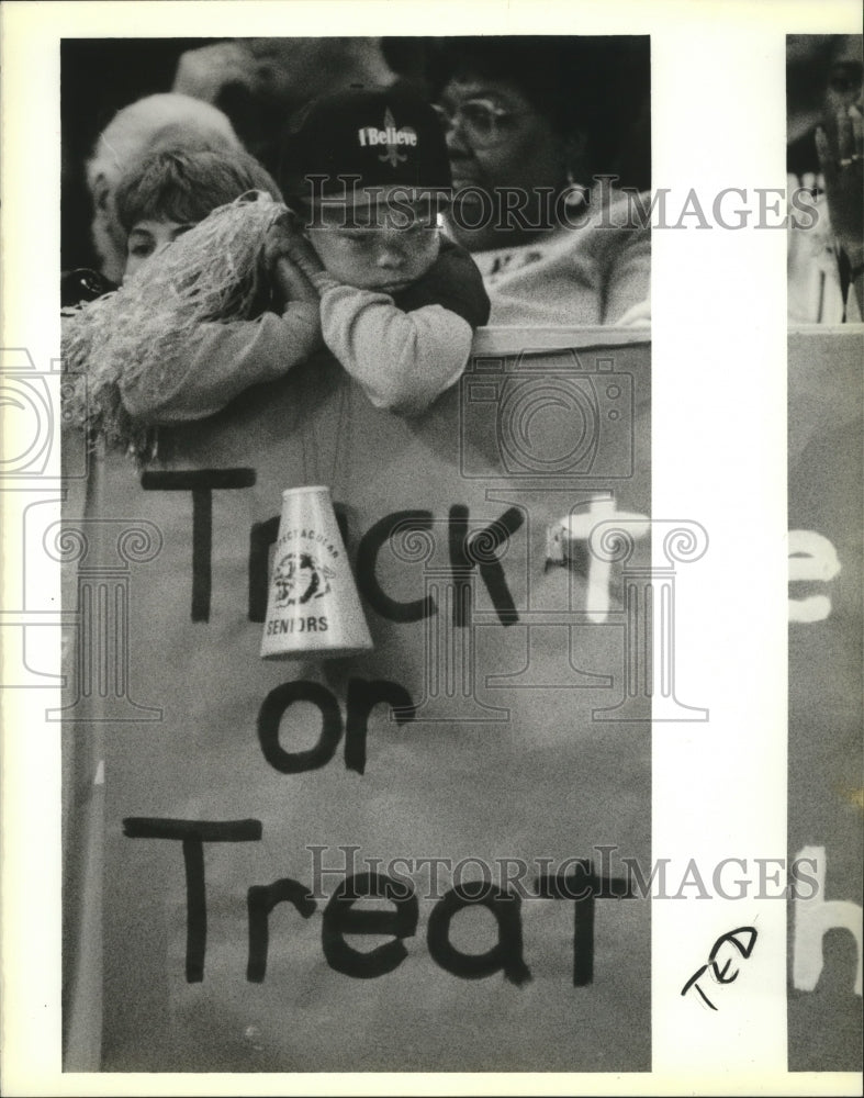 Load image into Gallery viewer, 1988 Press Photo Albert Jones Jr. reflects during the Saints' fourth quarter
