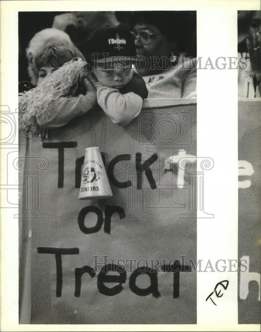 1988 Press Photo Albert Jones Jr. reflects during the Saints' fourth quarter