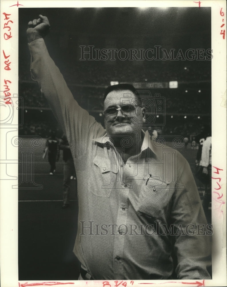 1985 Press Photo Man stands proud at Saints vs. Falcons football game- Historic Images