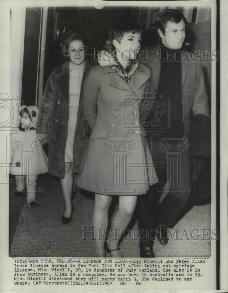 Load image into Gallery viewer, 1967 Press Photo Lisa Minelli &amp; Peter Allen Leave NYC Hall for Marriage License

