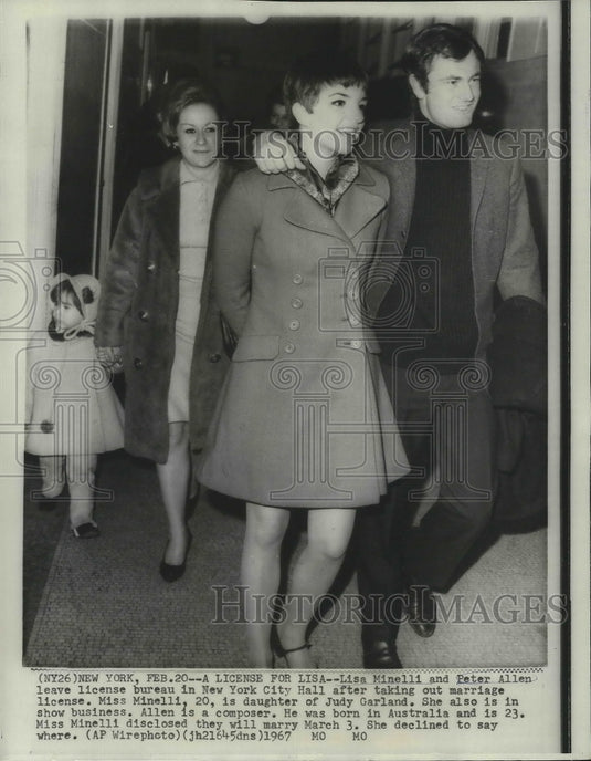 1967 Press Photo Lisa Minelli & Peter Allen Leave NYC Hall for Marriage License