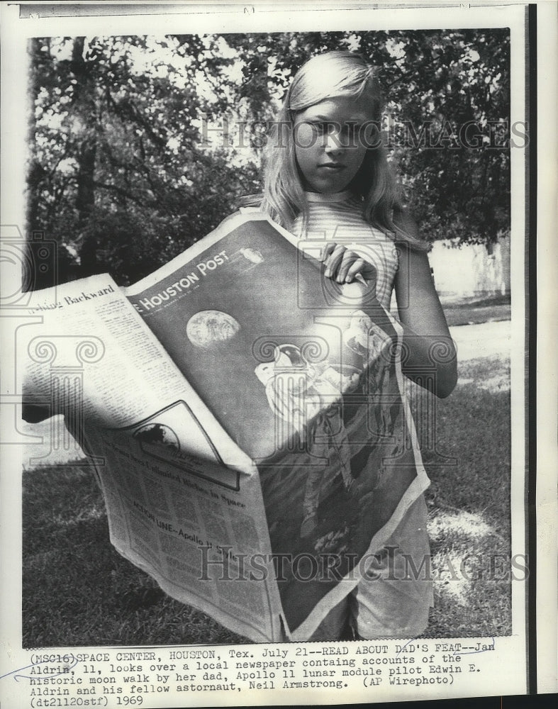 1969 Press Photo Jan Aldrin looks over a local newspaper about the moon walk- Historic Images