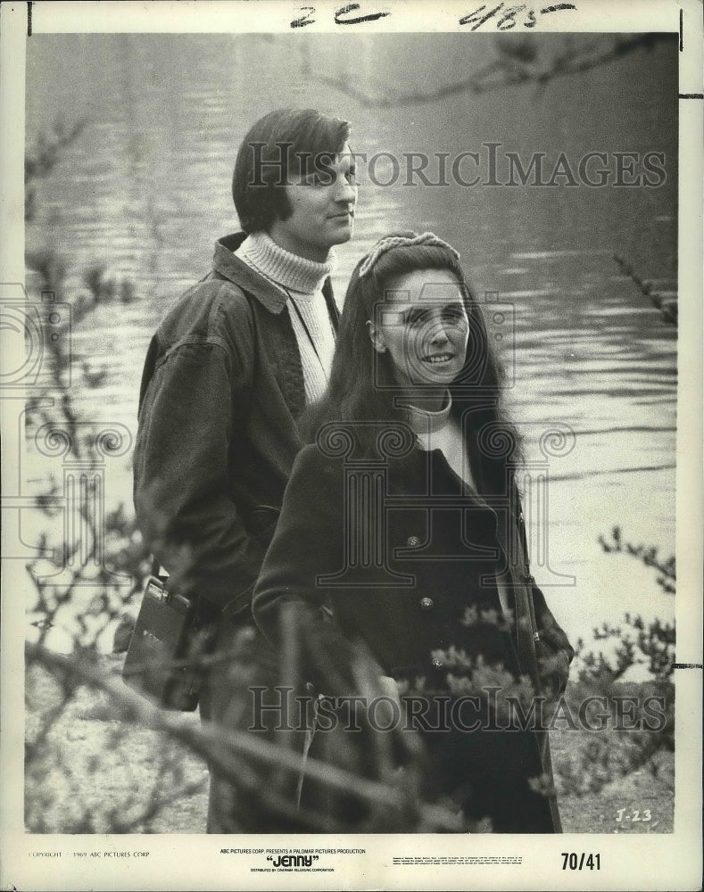 1970 Press Photo Alan Alda and Marlo Thomas in Jenny, stroll along river
