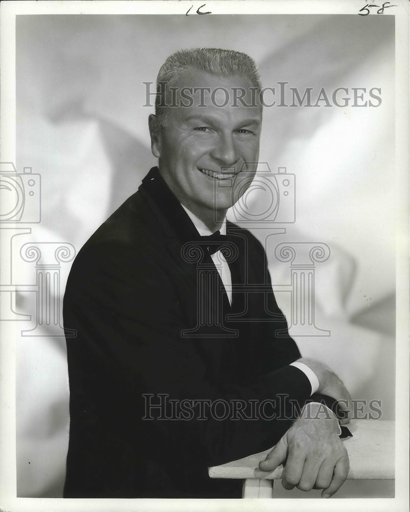 1964 Press Photo Actor Eddie Albert and Revue at Blue Room of Roosevelt Hotel