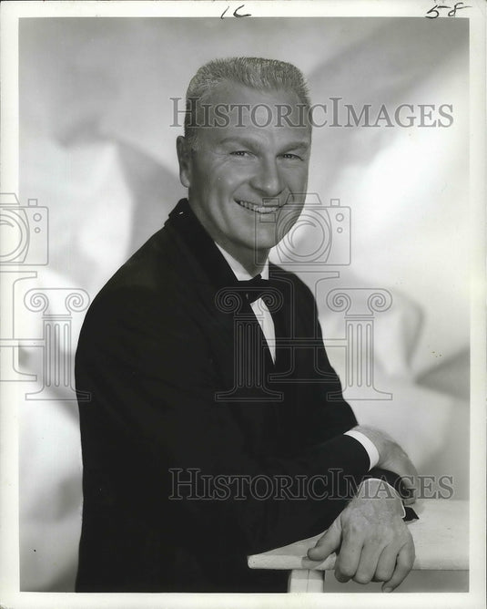 1964 Press Photo Actor Eddie Albert and Revue at Blue Room of Roosevelt Hotel