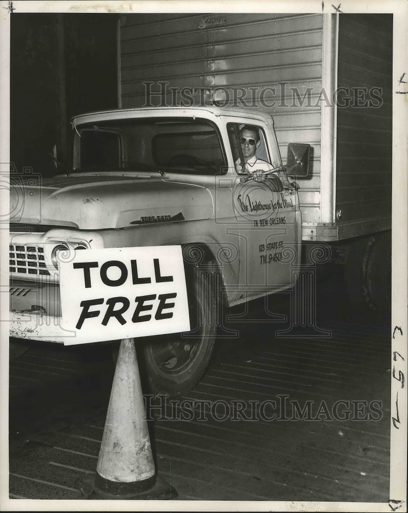 1964 Press Photo New Orleans - First Driver to Use Free Ferry on Canal Street