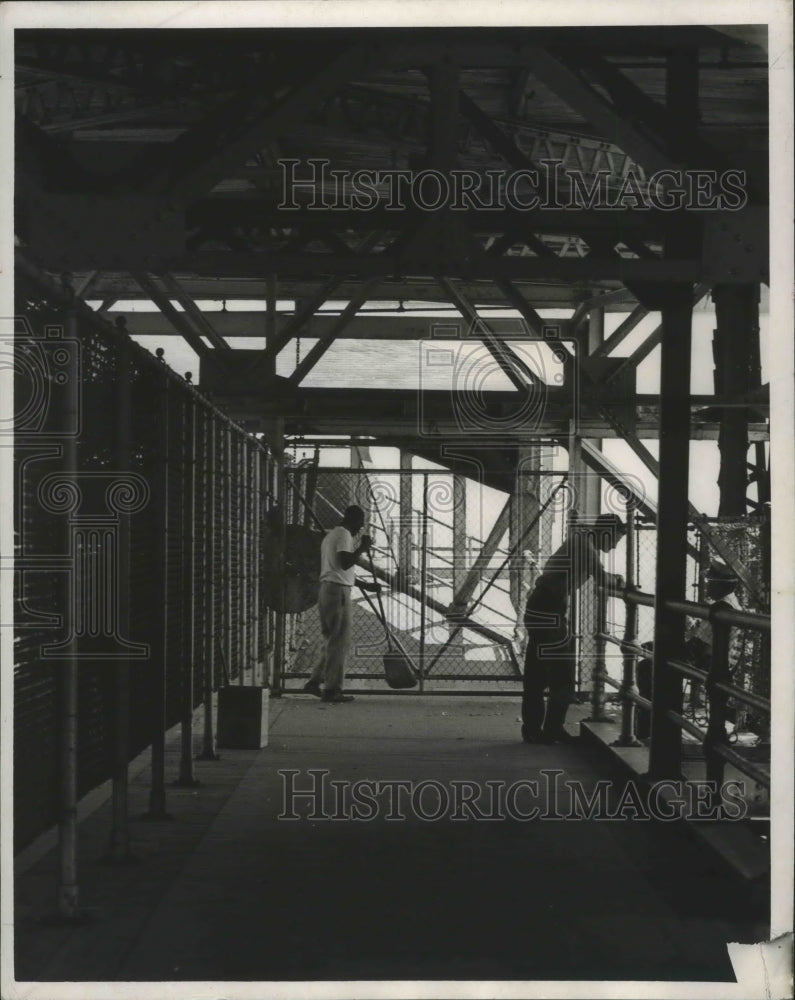 1966 Press Photo New Orleans - Few Workers at Ferry Landing - nox01572