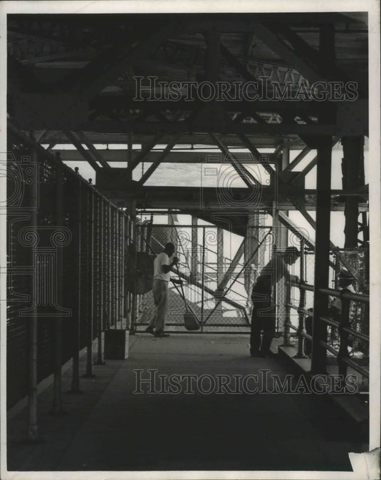 1966 Press Photo New Orleans - Few Workers at Ferry Landing - nox01572