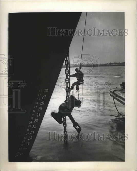 1965 Press Photo Hurricane Betsy - Man Checking Out Ship Damage - nox01591