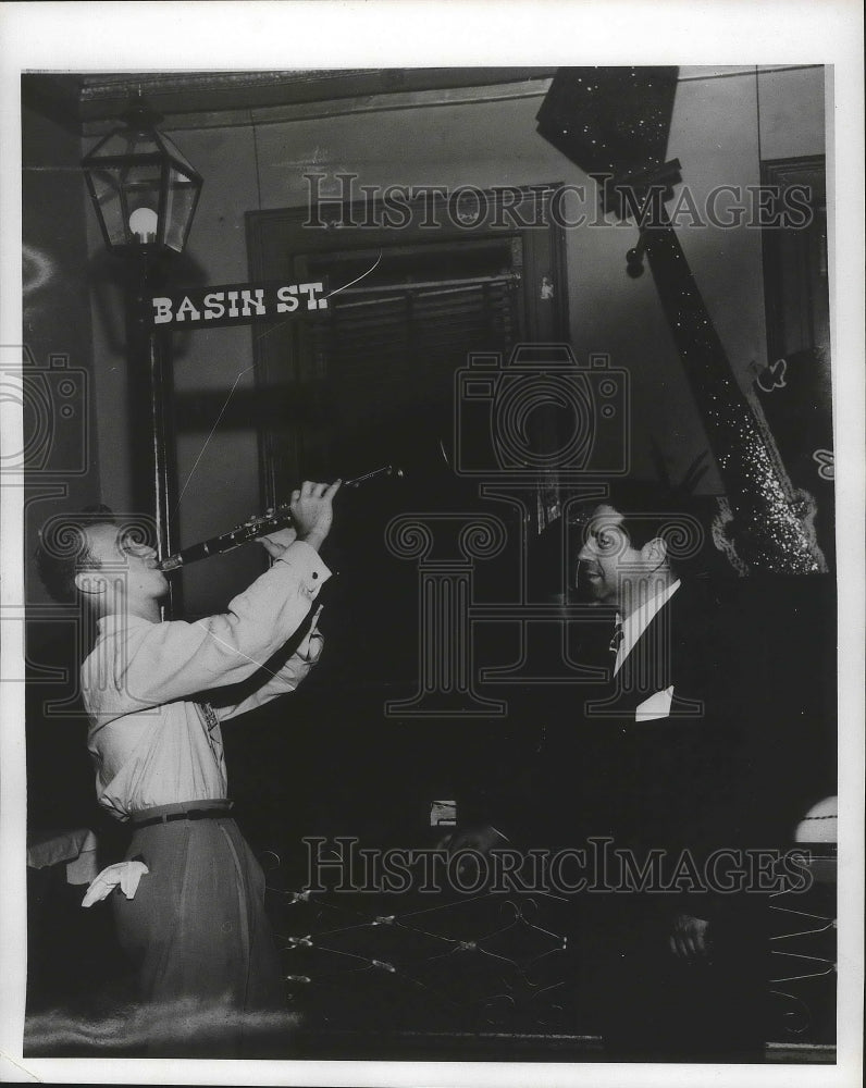 1968 Press Photo Tony Almerico, Parisian Room, plays clarinet - nox01616- Historic Images