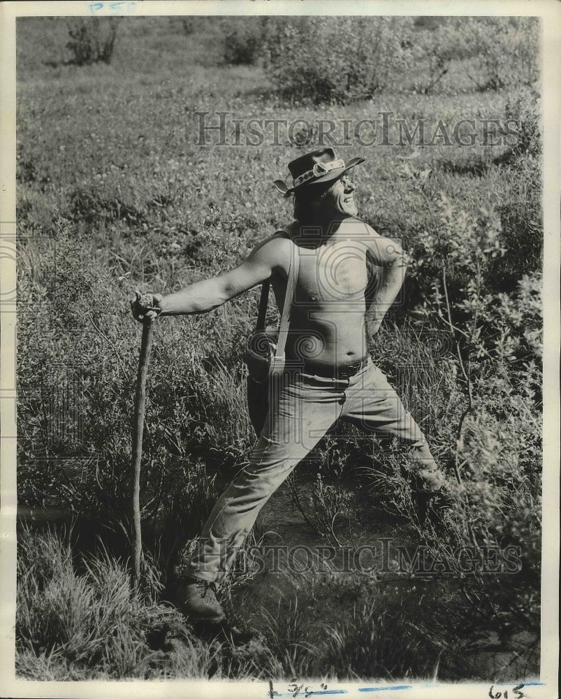 1976 Press Photo Stephen Ambrose straddles a stream of Missouri River